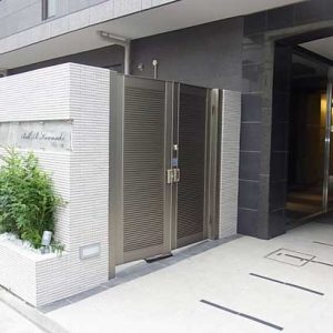 After：築20年8階建マンション「内外壁塗装・エントランス廻りの改修でイメージ一新！」